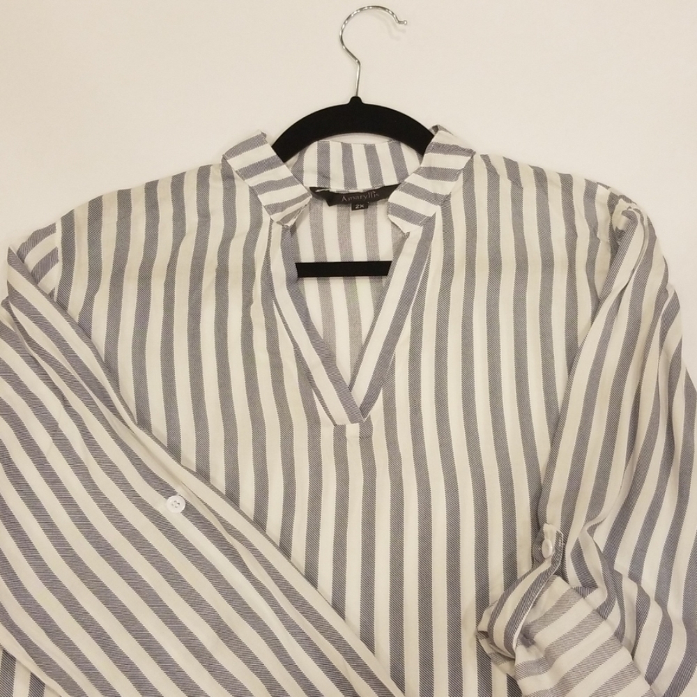 Navy and white Amaryllis 2X Shirt